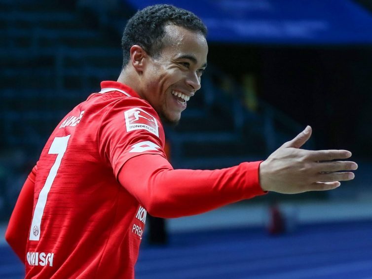 Robin Quaison har ett beslut att fatta
