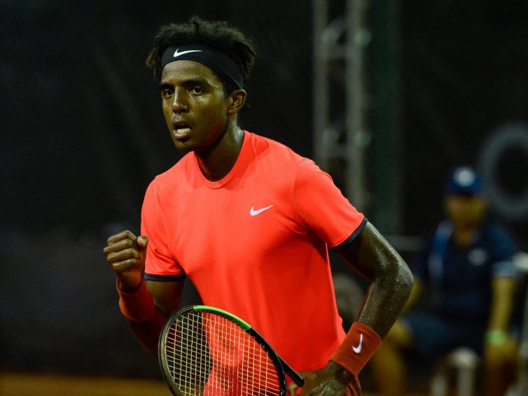 Elias Ymer vidare i Båstad efter en svängig långkörare